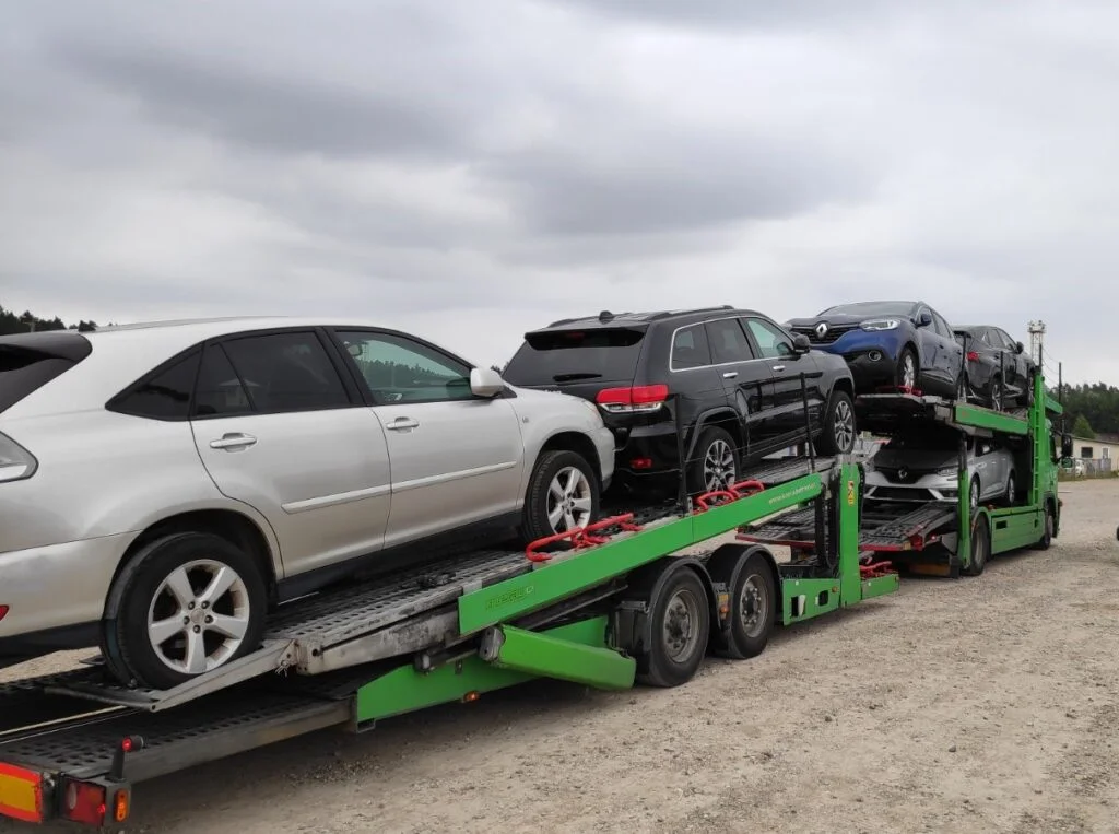 Aštuonis automobilius talpinantis autovežis pristato iš Vokietijos atvežtas mašinas