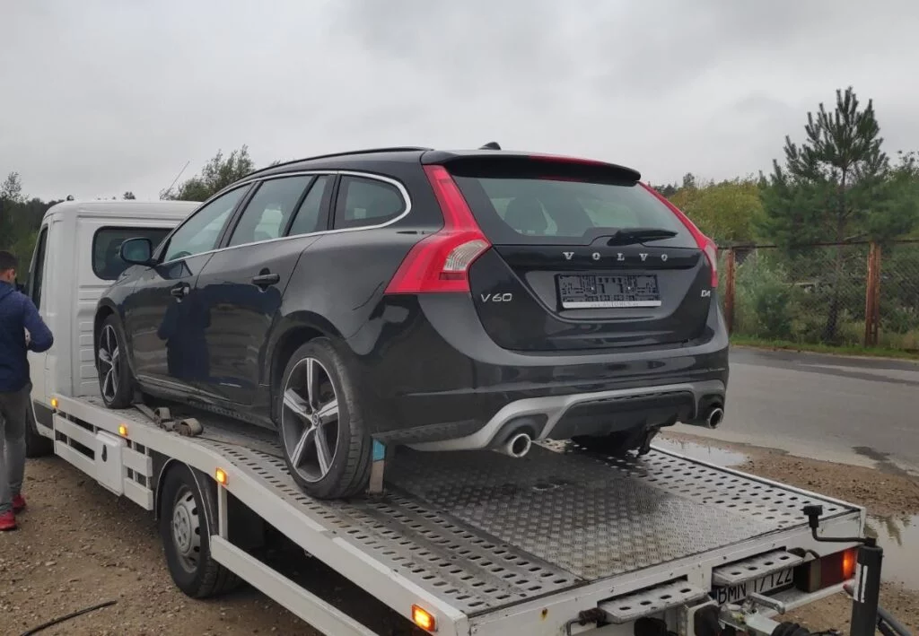 Volvo V60 automobilis yra pervežamas ant vienviečio mažo tralo iš Europos į Lietuvą