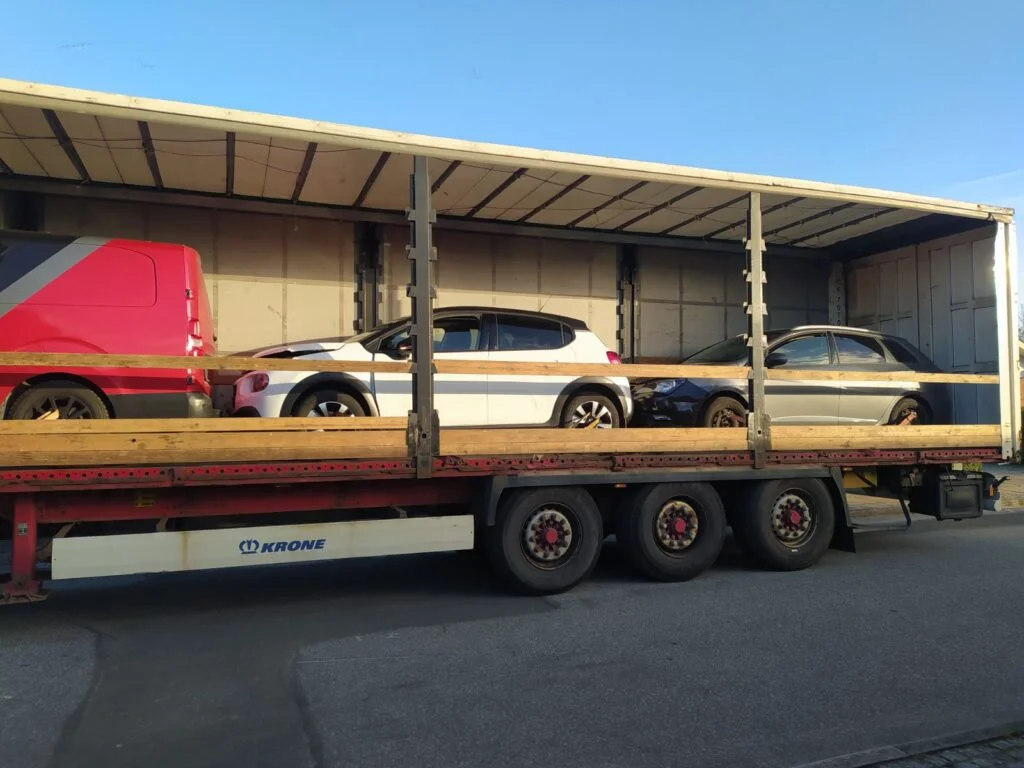Automobiliai gabenami uždaroje ir saugioje autovežio priekaboje