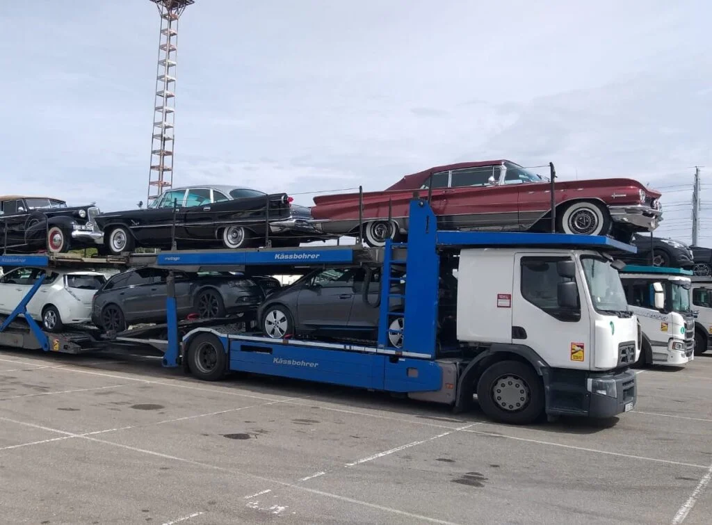 Senoviniai ir retro automobiliai transportuojami ant daugiaviečio autovežio