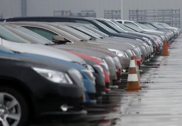 Daug stovėjimo aikštelėje stovinčių automobilių