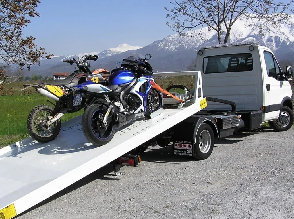 Du motociklai transportuojami iš Italijos ant autovežio